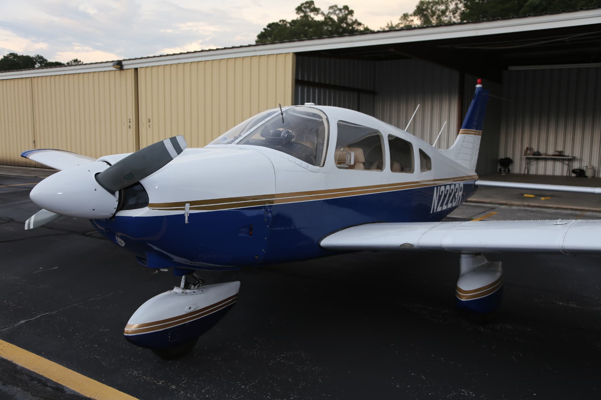 Three-quarter nose view of Piper Archer N2223R