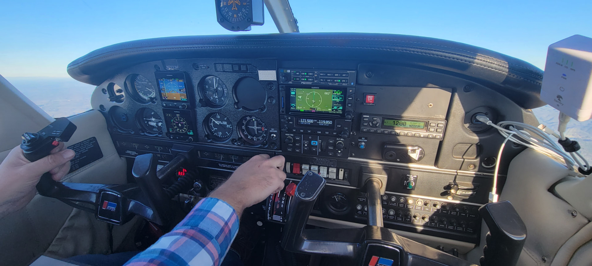 Garmin panel of N2223R in flight with the G5s and GTN 650Xi lit up